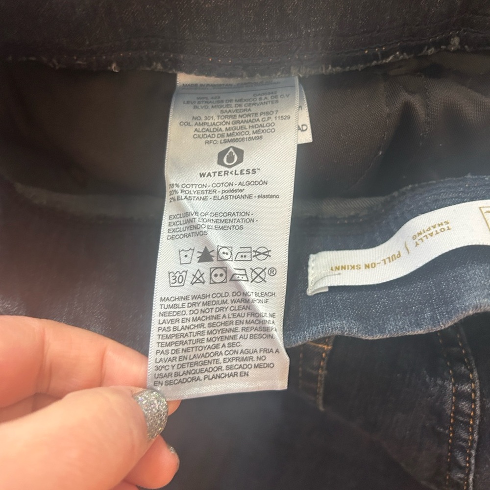 🥳HOST PICK!! 🥳 Signature by Levi Strauss -Totally Shaping Pull-On Skinny Jeans - Picture 11 of 12